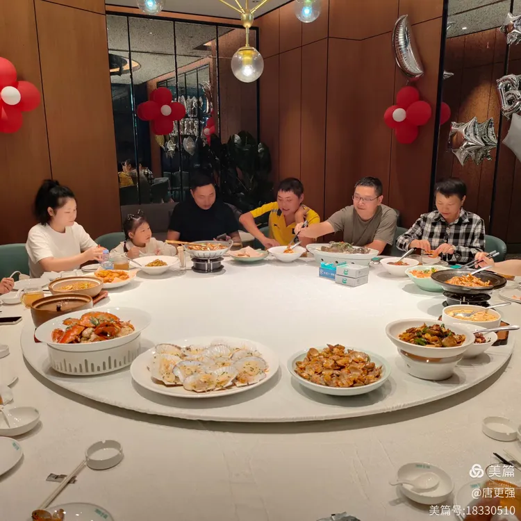 一家三代亲人国庆假期喜聚长沙海鲜e族